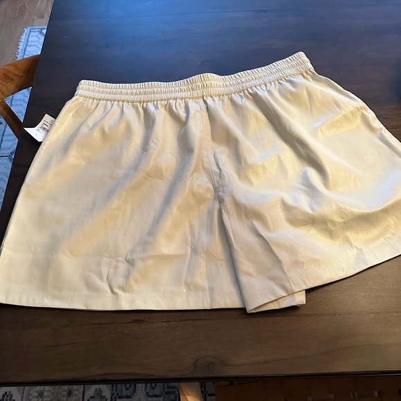 Good American - Better Than Leather Short / Bone - Picture 3 of 5